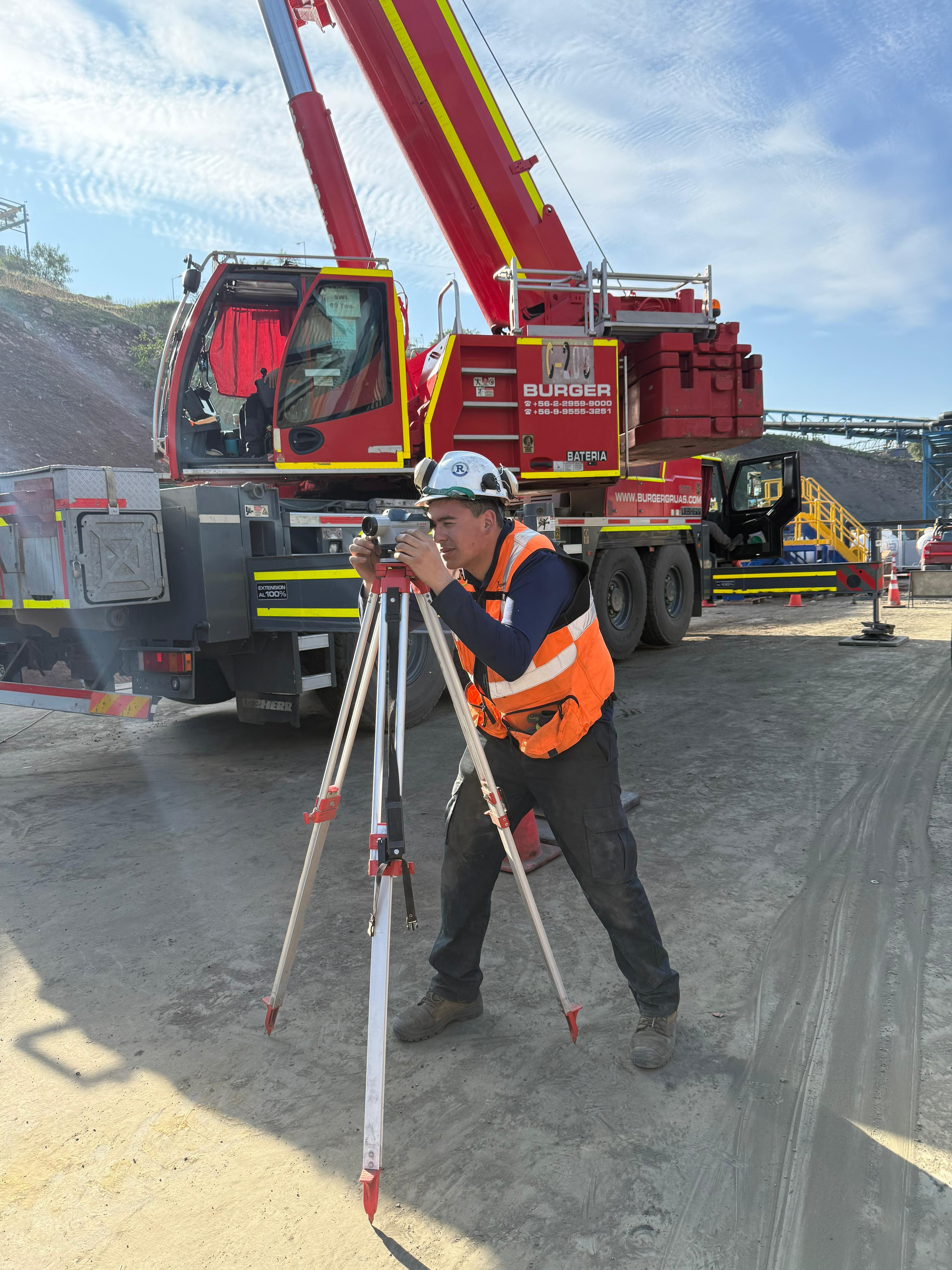 Técnico de R Ingeniería realizando control topográfico en terreno